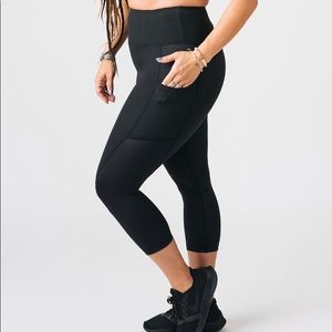 NWT Black Pocket Light n Tight Hi-Rise Capri 20" RC size 4